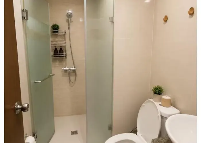 Luxury 1br Skyline View Pool Eastwood Free Parking Aparthotel Manila